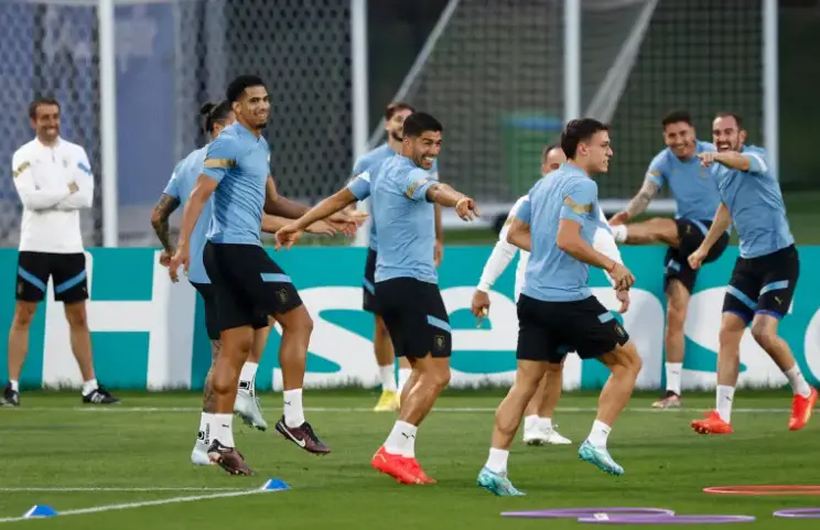 El delantero de Uruguay Luis Su&aacute;rez (c) participa en un entrenamiento de su selecci&oacute;n en el estadio Al Erssal en Doha, EFE/ Rodrigo Jim&eacute;nez