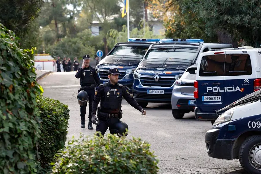 Polic&iacute;a espa&ntilde;oles en las proximidades de la Embajada de Ucrania en Madrid despu&eacute;s de la explosi&oacute;n este mi&eacute;rcoles de un artefacto que hiri&oacute; a un empleado de la legaci&oacute;n diplom&aacute;tica. EFE/ Chema Moya