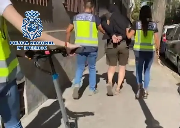 Detenido un joven que robaba tarjetas bancarias a ancianos en cajeros y hu&iacute;a en patinete. / E.P.
