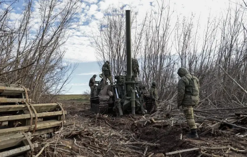 Fuerzas de la autoproclamada Rep&uacute;blica Popular de Donetsk se preparan para disparar un mortero cerca de Bakhmut, en la regi&oacute;n de Donetsk. EFE/EPA/Alessandro Guerra