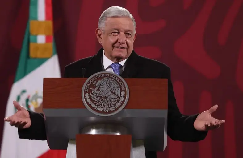 El presidente de M&eacute;xico, Andr&eacute;s Manuel L&oacute;pez Obrador, habla durante su rueda de prensa diaria desde el Palacio Nacional en la Ciudad de M&eacute;xico (M&eacute;xico). EFE/ S&aacute;shenka Guti&eacute;rrez