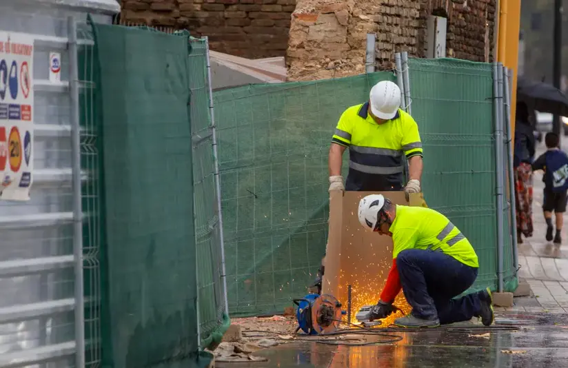 Operarios trabajan en una obra en Zaragoza.EFE/ Javier Belver