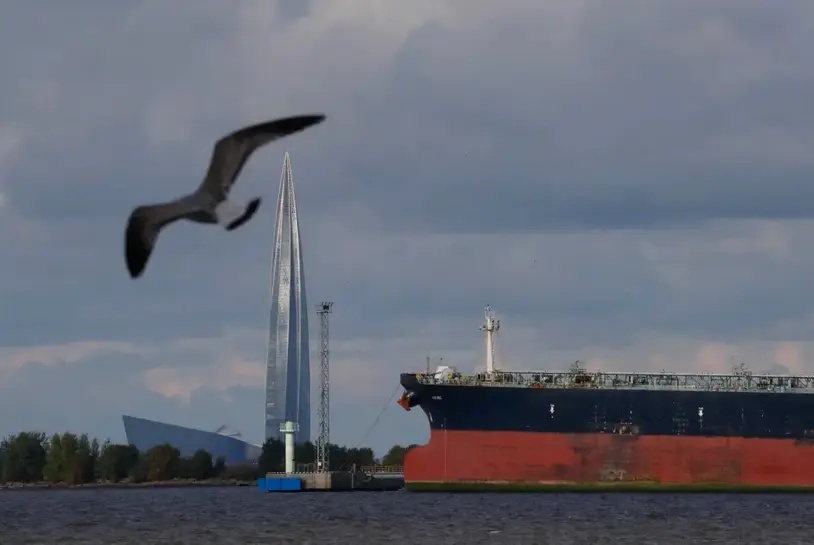 Un petrolero pasa cerca de la torre empresarial Lakhta Center, sede de la corporaci&oacute;n energ&eacute;tica rusa Gazprom, en San Petersburgo, el 20 de septiembre de 2022. EFE/EPA/ANATOLY MALTSEV
