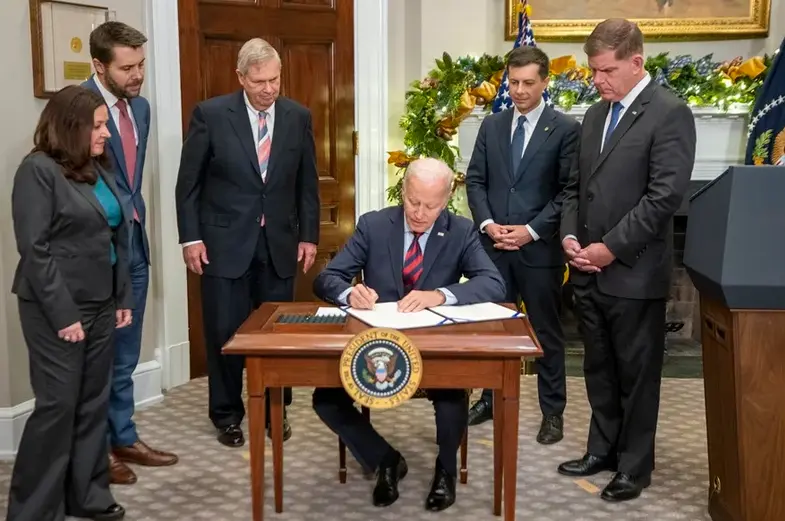 El presidente de los Estados Unidos, Joe Biden, con el secretario del Trabajo, Marty Walsh (d), el secretario de Transporte, Pete Buttigieg (2-d) y el secretario de Agricultura, Tom Vilsack (3-i) en la Sala Roosevelt de la Casa Blanca en Washington, DC, EE. UU. EFE/Shawn Thew