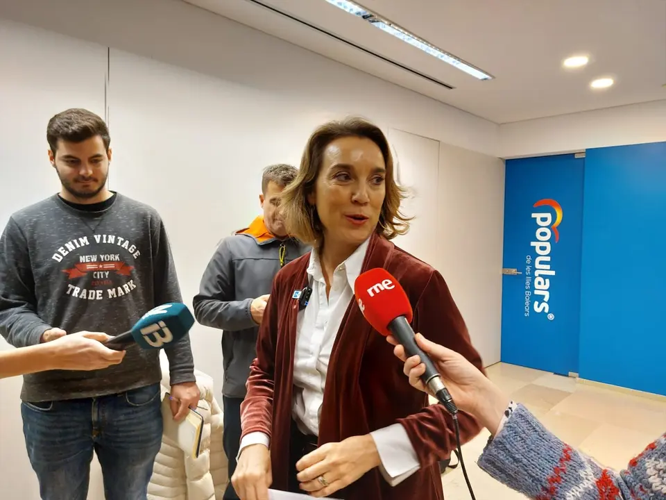 La secretaria general del PP, Cuca Gamarra, en declaraciones a los medios de comunicaci&oacute;n. / E.P.