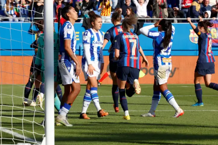 Las jugadoras del FC Barcelona celebran el 2-1 marcado por Lucy Bronze, durante el partido que enfrent&oacute; al conjunto blaugrana contra la Real Sociedad en la und&eacute;cima jornada de la Liga F, este s&aacute;bado en el Estadio Johan Cruyff​, en Barcelona. EFE/ Toni Albir