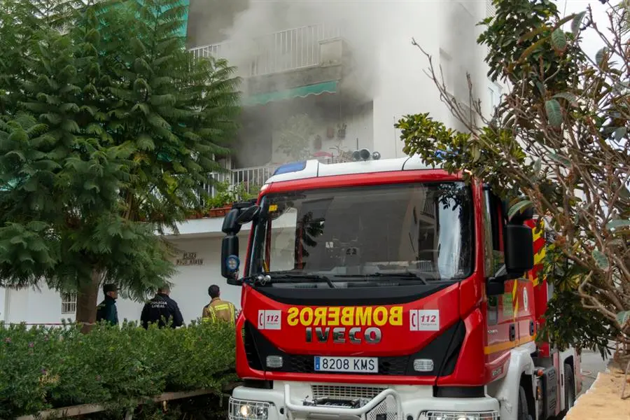 Un matrimonio de ancianos ha fallecido este s&aacute;bado en el incendio registrado en su vivienda en La Herradura, Almu&ntilde;&eacute;car (Granada), que ha forzado el desalojo de una veintena de personas. EFE/ Alba Feixas