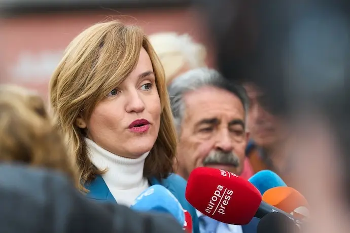 La portavoz del PSOE y minsitra de Educaci&oacute;n, P&icirc;lar Alegr&iacute;a, en declaraciones a la prensa en Arenas de Igu&ntilde;a.
JUAN MANUEL SEWRRANO ARCE-EUROPA PRESS
01/12/2022