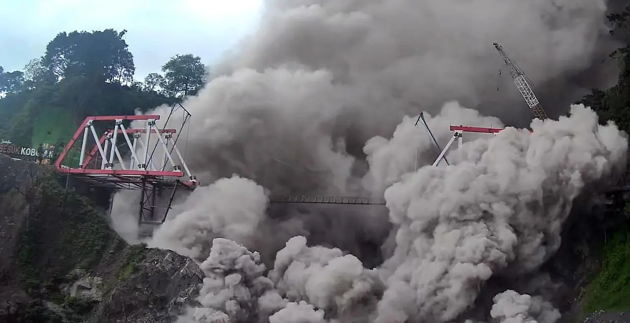 Erupci&oacute;n del Monte Semeru en Lumajang, Indonesia. / EFE/EPA/BNPB