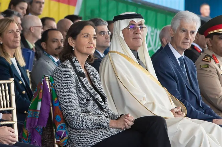 La ministra de Industria, Comercio y Turismo, Reyes Maroto (i), junto al embajador de Arabia Saud&iacute;, Azzam Abdulkarim Al-Qain. EFE / Rom&aacute;n R&iacute;os
