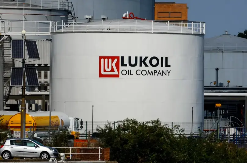 Vista de un tanque de la multinacional rusa Lukoil en Bruselas (B&eacute;lgica). EFE/EPA/Stephanie Lecocq