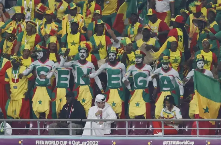 Aficionados de Senegal animan a su equipo desde la grada del estadio Kalifa, en Doha, durante un partido de la fase de grupos del Mundial de Qatar. EFE/Esteban Biba