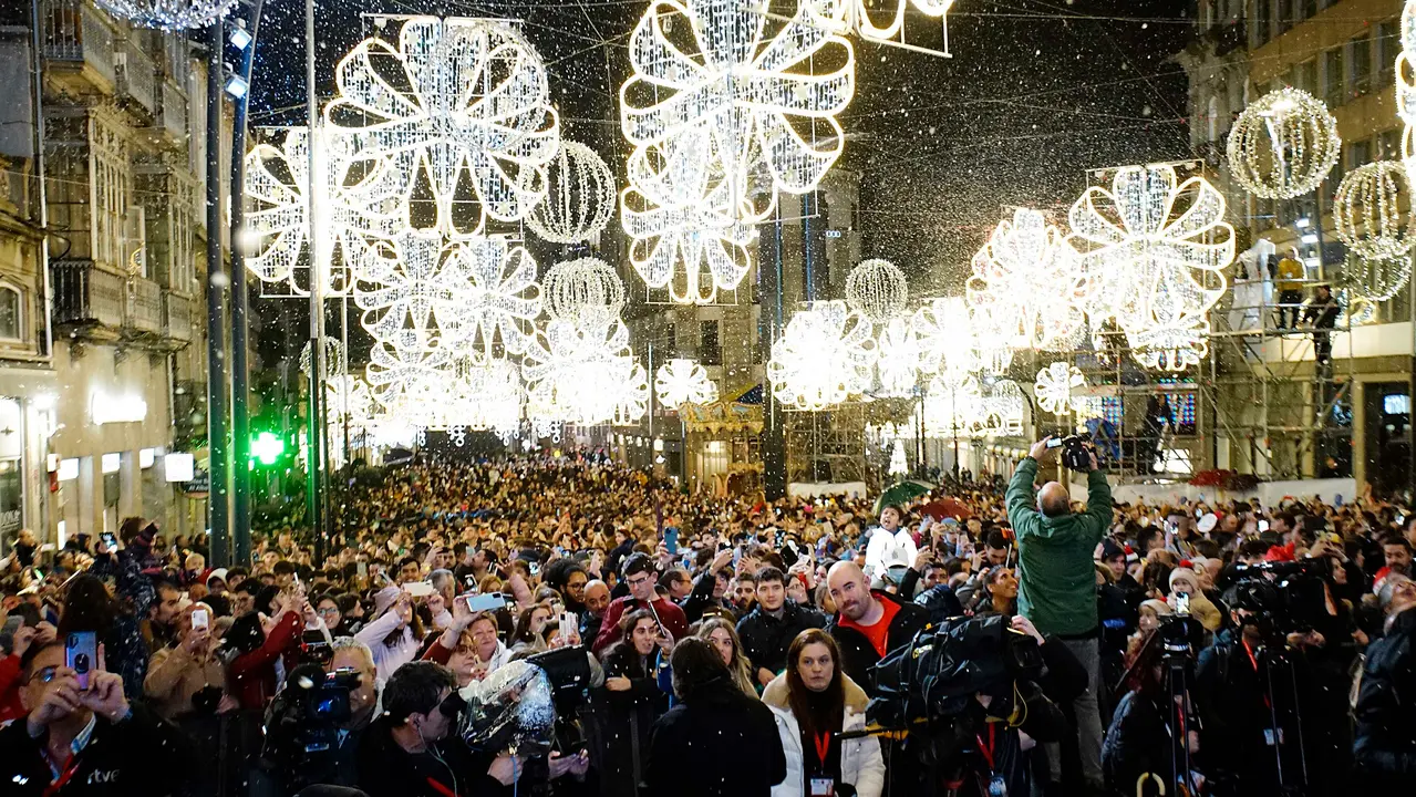 Los vigueses disfrutan del encendido de las luces de Navidad 2022. / Javier V&aacute;zquez