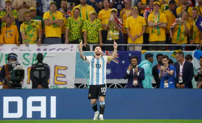 Lionel Messi se&ntilde;ala al cielo tras un gol de Argentina en el partido de octavos del Mundial de Qatar frente a Australia. EFE/ Juan Ignacio Roncoroni