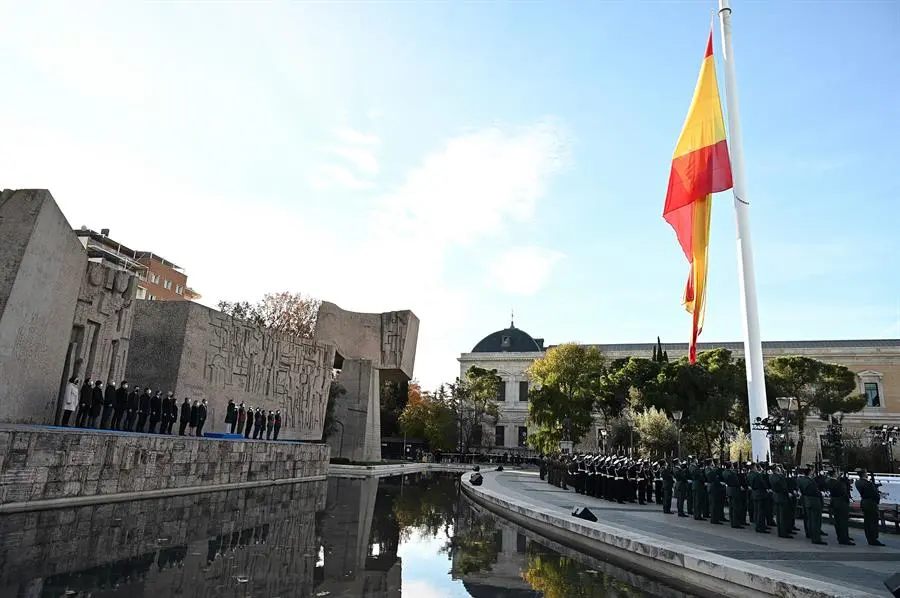 Acto de Izado Solemne de la Bandera de Espa&ntilde;a con motivo del D&iacute;a de la Constituci&oacute;n, en 2021, en la Plaza de Col&oacute;n de Madrid. EFE / Fernando Villar