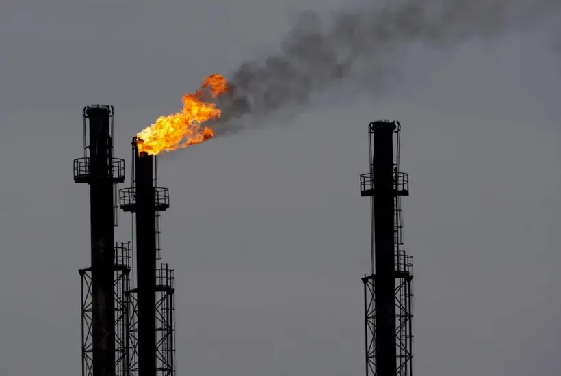 Una refiner&iacute;a, en una imagen de archivo. EFE/Robert Ghementc