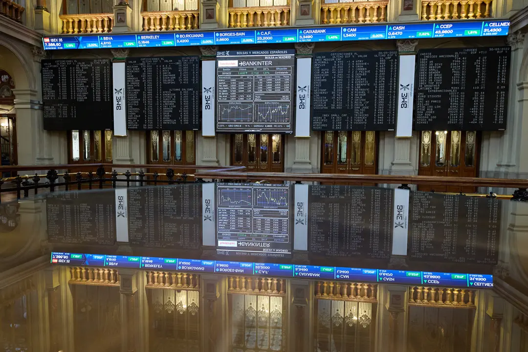 Paneles del Ibex 35 en el Palacio de la Bolsa. / Jes&uacute;s Hell&iacute;n