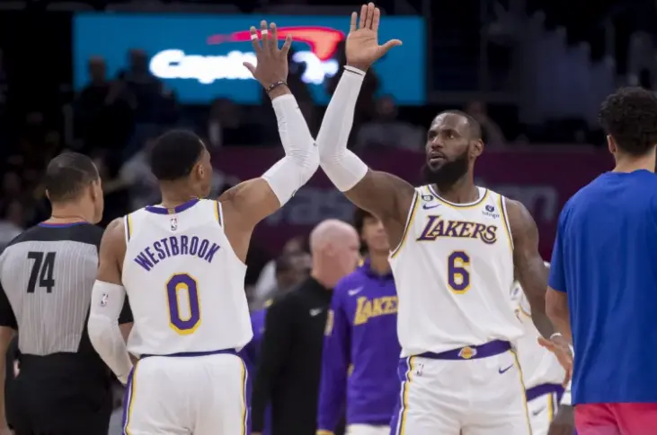 Los jugadores de los Lakers Lebron James (d) y Russell Westbrook. EFE/EPA/Michael Reynolds