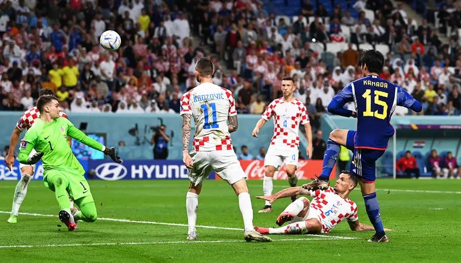 El japon&eacute;s Daichi Kamada (d) durante una acci&oacute;n en el partido de octavos de final contra Croacia en la Copa del Mundo 2022. EFE / Neil Hall