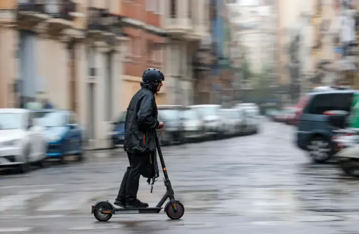 En la imagen, una persona circula en patinete. EFE / Manuel Lorenzo/Archivo