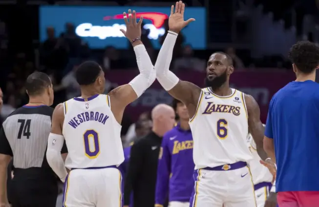 Los jugadores de los Lakers Lebron James (d) y Russell Westbrook. EFE/EPA/Michael Reynolds