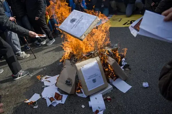 Los CDR queman r&eacute;plicas de la Constituci&oacute;n espa&ntilde;ola en una concentraci&oacute;n contra la reforma del C&oacute;digo Penal FOTO: LORENA SOPENA - EUROPA PRESS EUROPA PRESS