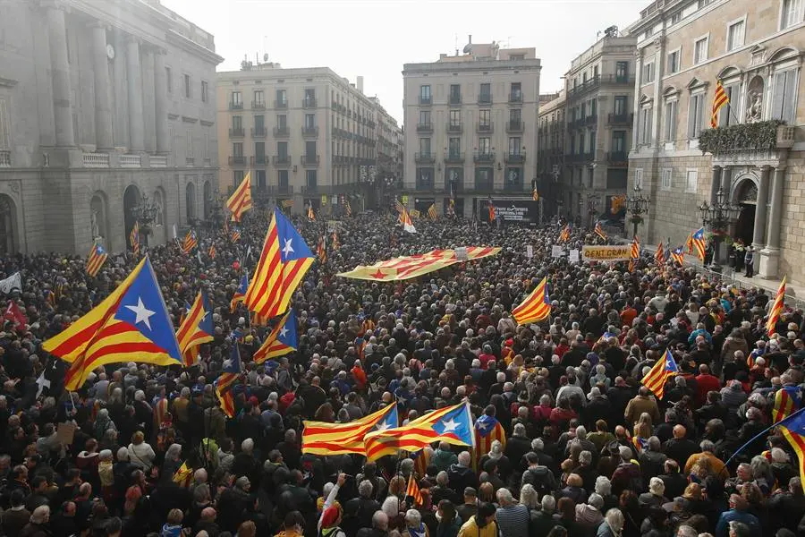 Vista general de la manifestaci&oacute;n convocada por la Asamblea Nacional Catalana en contra de la derogaci&oacute;n del delito de sedici&oacute;n en Barcelona este martes en la Plaza de San Jaume con motivo del D&iacute;a de la Constituci&oacute;n espa&ntilde;ola. EFE / Marta P&eacute;rez