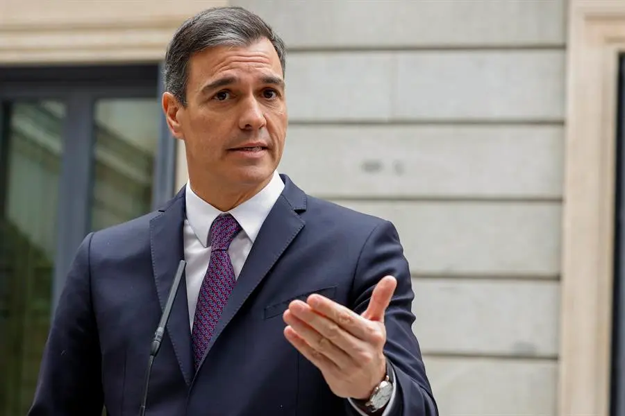 El presidente del Gobierno, Pedro S&aacute;nchez se dirige a los medios de comunicaci&oacute;n tras asistir al acto institucional del D&iacute;a de la Constituci&oacute;n, este martes, en el Congreso de los Diputados. EFE / Chema Moya