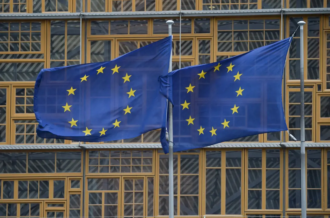 Banderas de la UE en la sede de la Comisi&oacute;n Europea en Bruselas. / E.P.