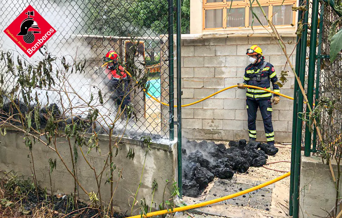Vista de una actuaci&oacute;n de los agentes del Consistorio Provincial Bomberos de Alicante. Bomberos Alicante