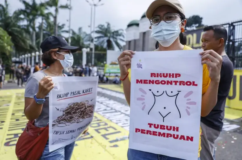 Un manifestante sostiene un cartel que dice "La ley penal controla el cuerpo de la mujer" durante una protesta frente al Parlamento en Yakarta contra la reforma del C&oacute;digo Penal.EFE/EPA/Mast Irham