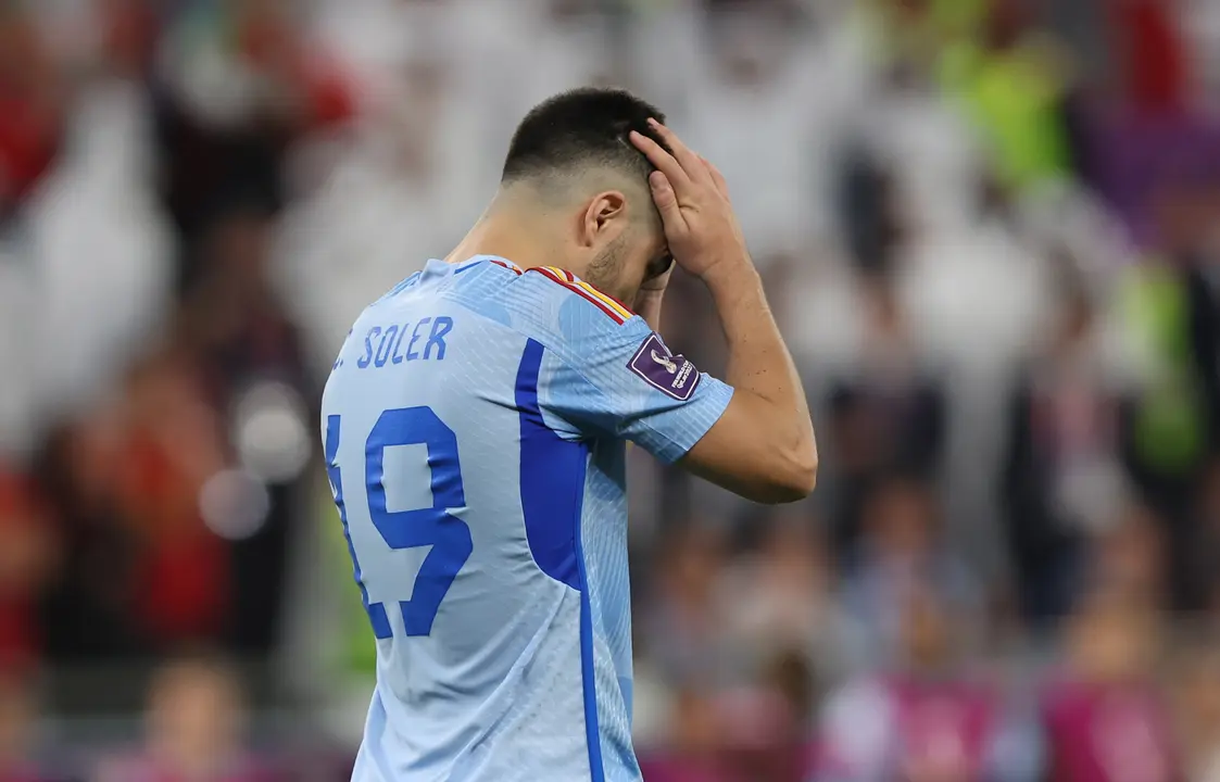 El espa&ntilde;ol Carlos Soler se lamenta. EFE/EPA/Tolga Bozoglu