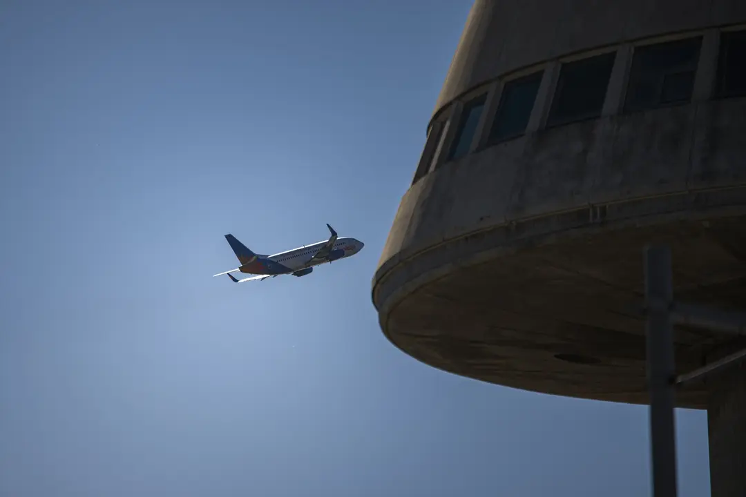 Vista de un avi&oacute;n en el aeropuerto de Barcelona. E.P. / Lorena Sop&ecirc;na