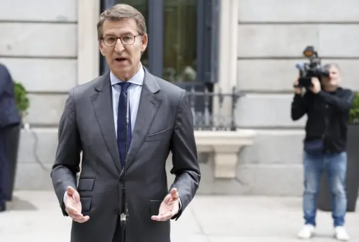 El presidente del Partido Popular, Alberto N&uacute;&ntilde;ez Feij&oacute;o, este martes en el Congreso de los Diputados tras asistir al acto institucional del D&iacute;a de la Constituci&oacute;n. EFE/Chema Moya