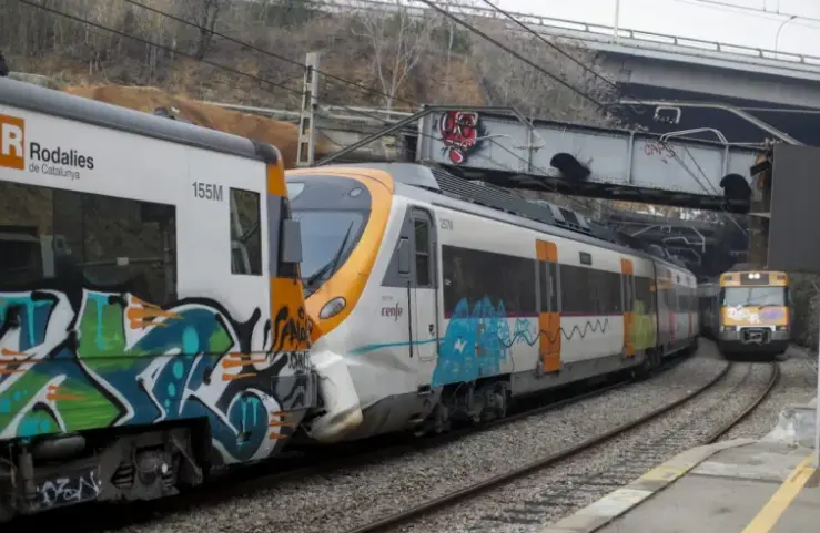 Los dos trenes que han sufrido un choque este mi&eacute;rcoles en la estaci&oacute;n de Montcada i Reixac (Barcelona). EFE / Marta P&eacute;rez