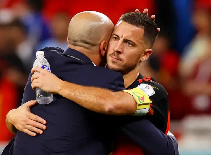 Eden Hazard (d) se abraza a su seleccionador, tras el partido ante Croacia. EFE / Rungroj Yongrit