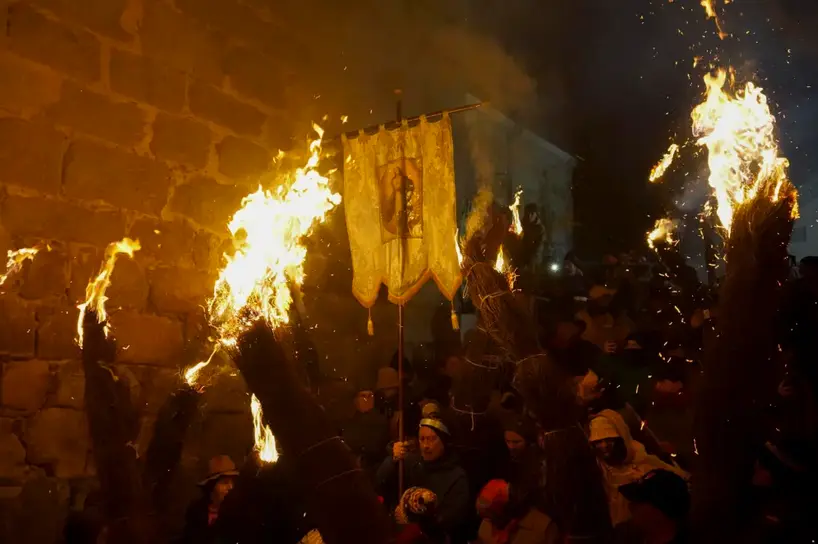 Cientos de hogueras y escobas ardieron anoche en la localidad cacere&ntilde;a de Jarandilla de la Vera en honor a la Virgen de la Inmaculada, en un rito sustentado por el fuego, el fervor y la pasi&oacute;n que desde hace siglos se convierte en la mayor expresi&oacute;n cultural de este municipio del norte de C&aacute;ceres. EFE/Eduardo Palomo