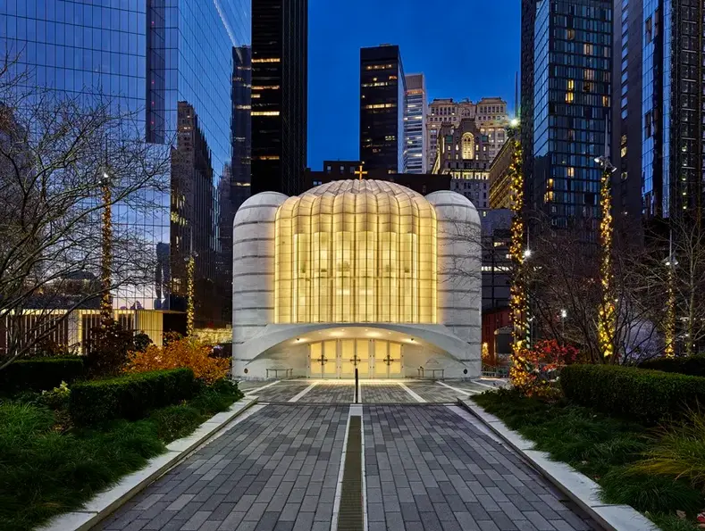 Fotograf&iacute;a cedida por Alan Karchmer donde se muestra la entrada de la nueva iglesia ortodoxa griega de San Nicol&aacute;s en Nueva York (EE.UU.). EFE/ Alan Karchmer