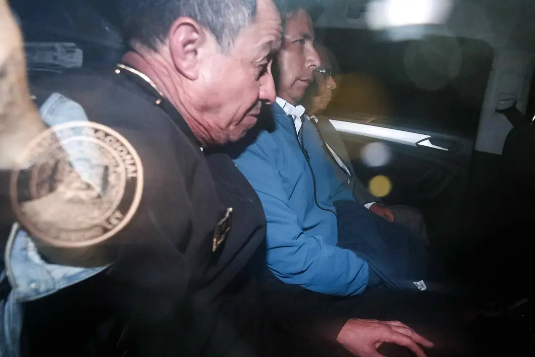 El destituido presidente de Per&uacute; Pedro Castillo sale detenido en un veh&iacute;culo policial de la Prefectura de Lima hoy, en Lima (Per&uacute;). EFE/ Renato Pajuelo