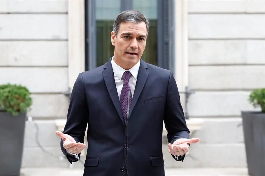 El presidente del Gobierno, Pedro S&aacute;nchez se dirige a los medios de comunicaci&oacute;n tras asistir al acto institucional del D&iacute;a de la Constituci&oacute;n, este martes, en el Congreso de los Diputados. EFE/Chema Moya