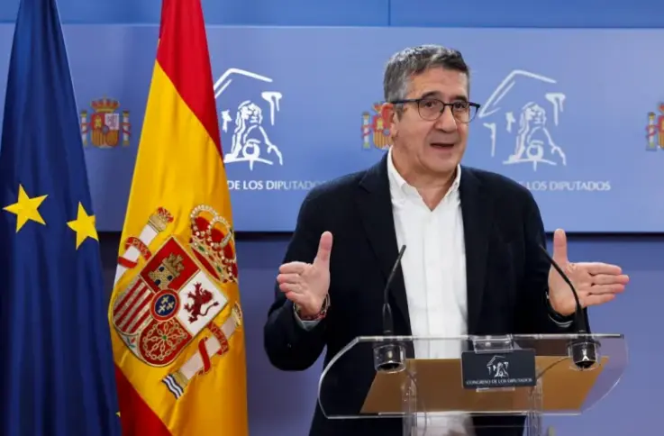 El portavoz en el Congreso del PSOE, Patxi L&oacute;pez, da una rueda de prensa en el Congreso de los Diputados, este viernes. EFE/ Chema Moya