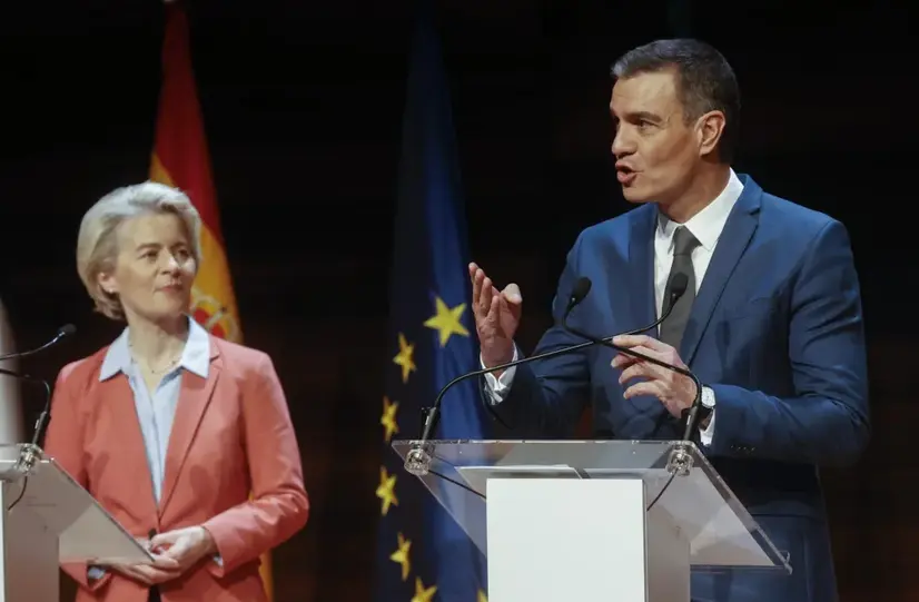 El presidente del Gobierno espa&ntilde;ol, Pedro Sanchez y la presidenta de la Comisi&oacute;n Europea, Ursula von der Leyen. EFE/Kai Forsterling