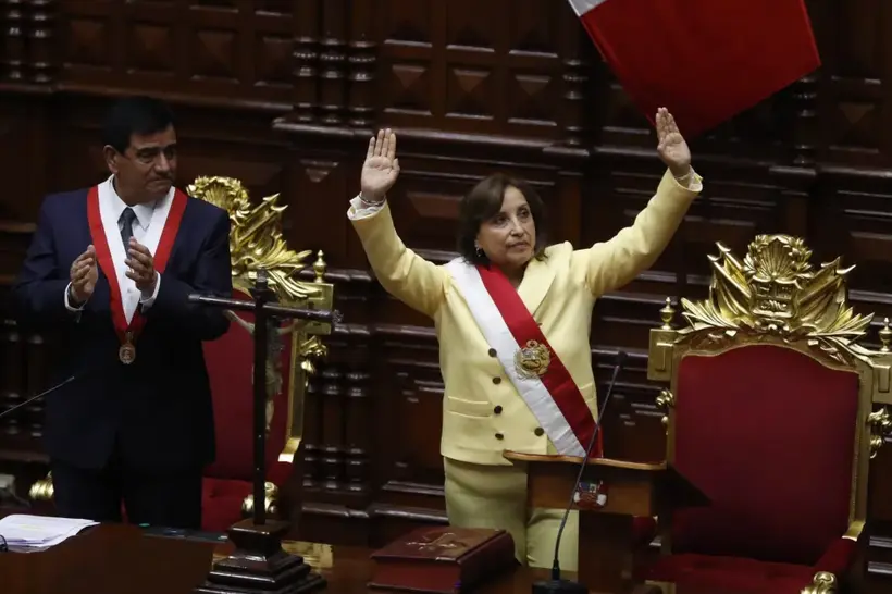 a abogada Dina Boluarte saluda tras ser juramentada como nueva presidenta del Per&uacute;. EFE/Paolo Aguilar