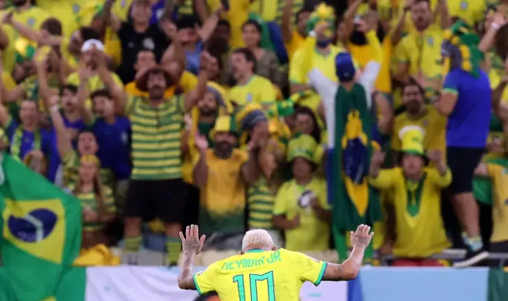 El brasile&ntilde;o Neymar saluda a la afici&oacute;n tras el partido contra Corea del Sur. EFE/Abedin Taherkenareh