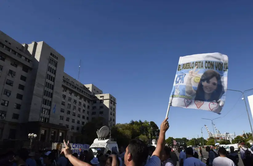 Manifestantes kirchneristas se concentran frente a los tribunales federales de Comodoro Py. EFE/Mat&iacute;as Mart&iacute;n Campaya