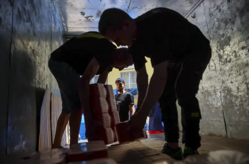 Varias personas reparten alimentos a la poblaci&oacute;n en la ciudad ucraniana de Odesa en una imagen de archivo. EFE/EPA/Leszek Szymanski