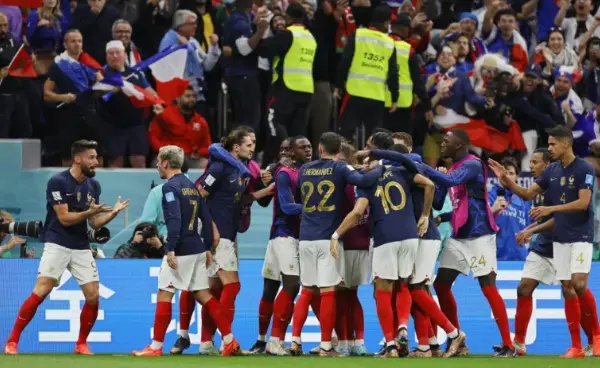 Olivier Giroud (i) celebra con sus compa&ntilde;eros de Francia despu&eacute;s de anotar la ventaja de 2-1 durante el partido de f&uacute;tbol de cuartos de final de la Copa Mundial de la FIFA 2022 ante Inglaterra en el estadio Al Bayt en Al Khor, Qatar. EFE/EPA/Ronald Wittek