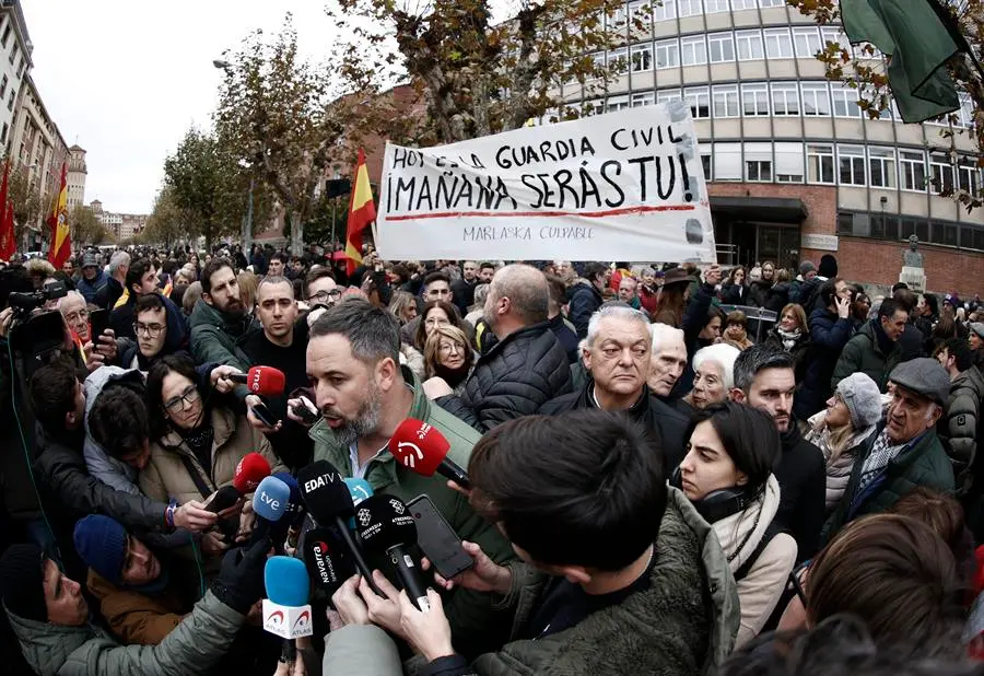 El presidente de Vox, Santiago Abascal, hace declaraciones a los medios de comunicaci&oacute;n frente a la comandancia de la Guardia Civil en Navarra. EFE / Jes&uacute;s Diges