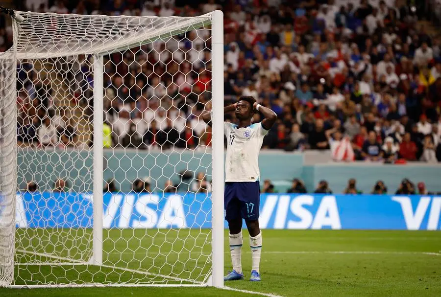 Bukayo Saka de Inglaterra reacciona, en un partido de los cuartos de final del Mundial de F&uacute;tbol Qatar 2022 entre Inglaterra y Francia en el estadio Al Bait en Jor (Catar). EFE / Alberto Estevez