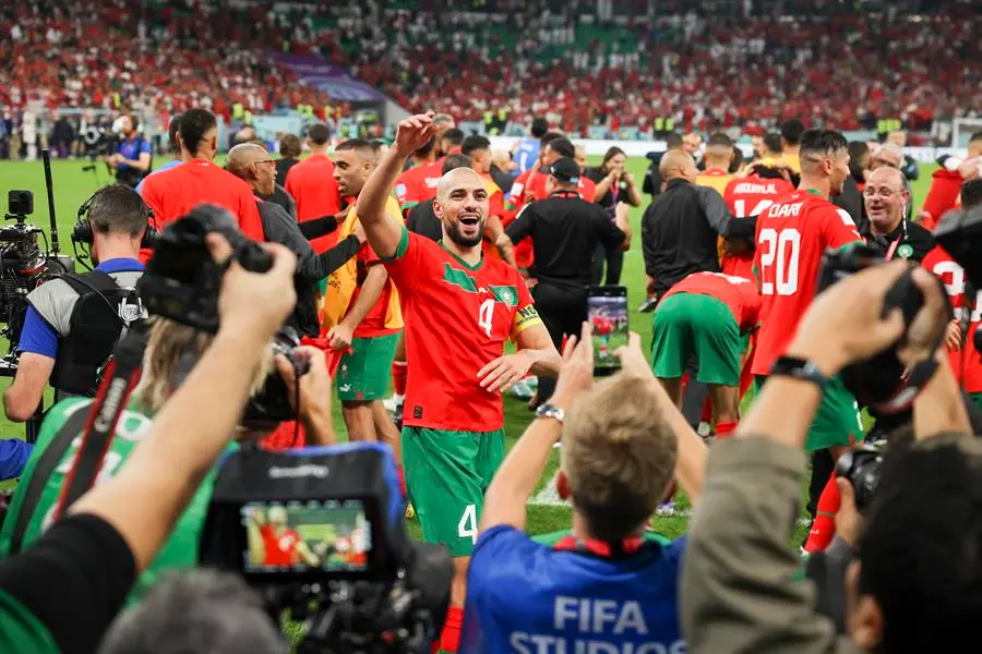 El marroqu&iacute; Sofyan Amrabat celebra la clasificaci&oacute;n de su equipo para las semifinales del Mundial de Qatar 2022. EFE / JOSE SENA GOULAO
